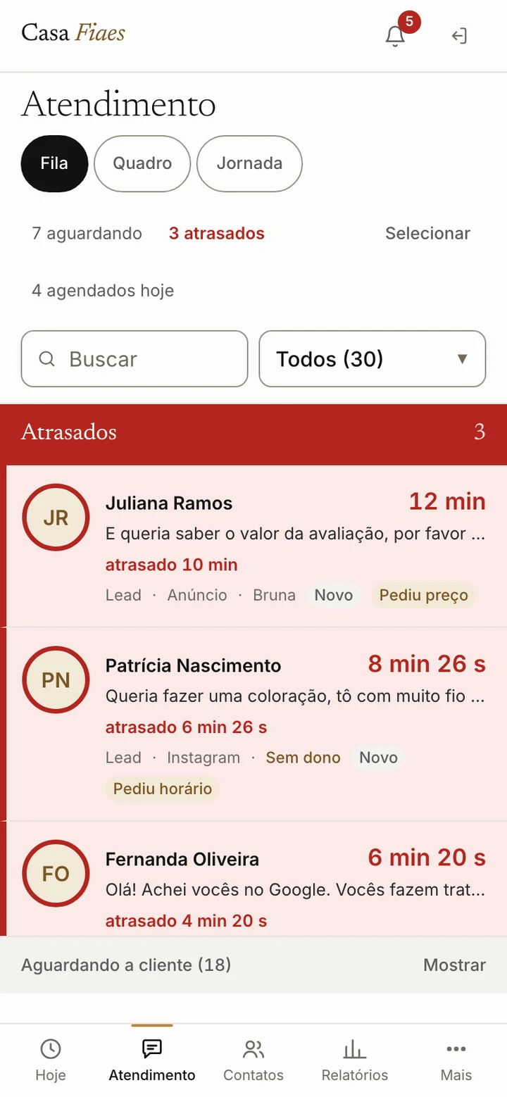 Fila de atendimento no celular com as atrasadas no topo