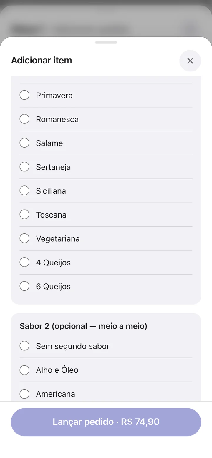 Garçom montando uma pizza meio a meio no app